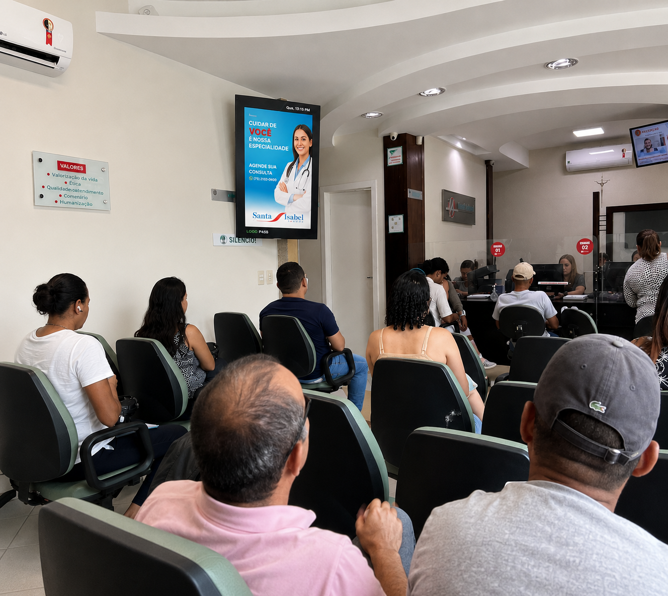 Clínica com tela digital da Loop Mídia em operação