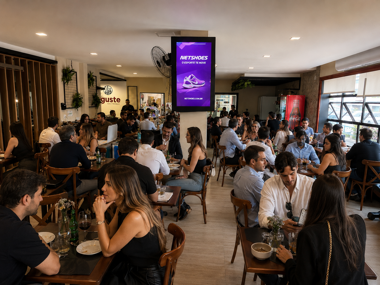 Restaurante com tela digital da Loop Mídia em operação